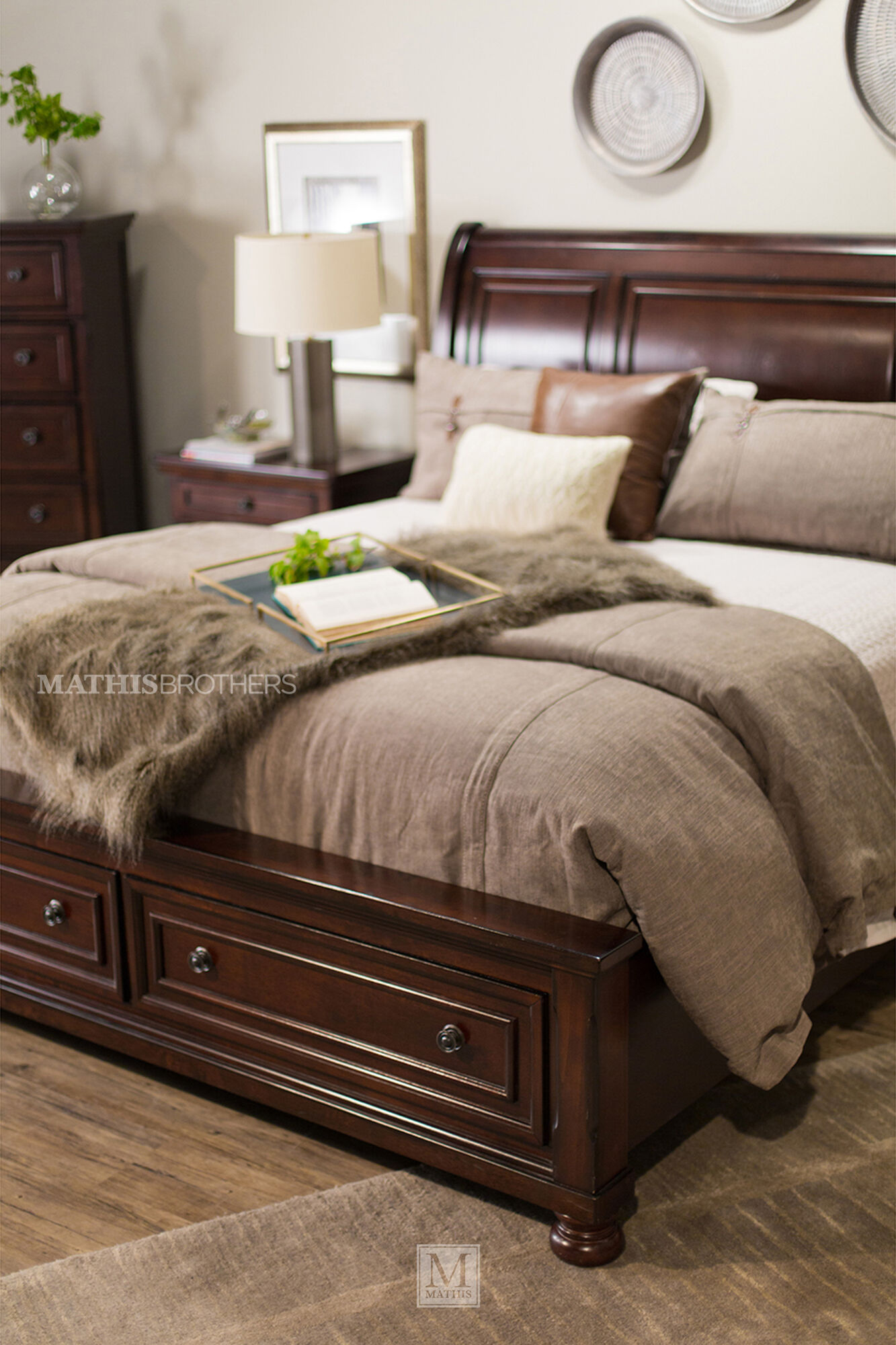 57 Traditional Beveled Sleigh Bed In Dark Brown Mathis Brothers