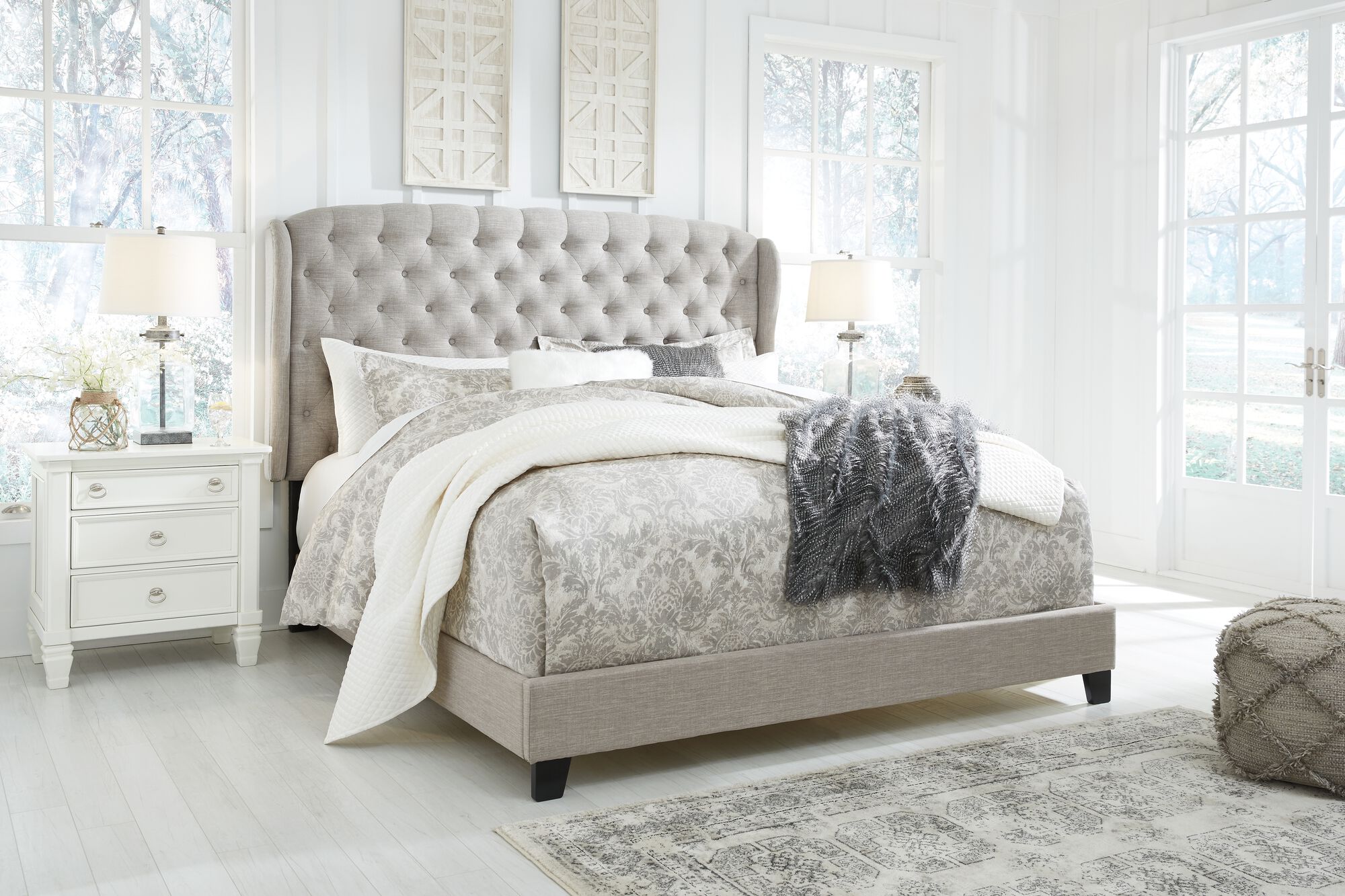 Jerary Gray Queen Upholstered Bed | Mathis Brothers Furniture
